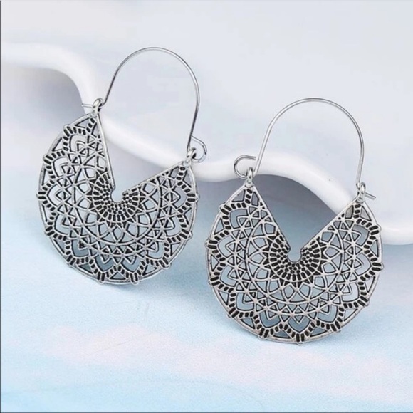 Anthropologie Jewelry - SILVER TONE OPEN WORK FILIGREE ANTIQUE INSPIRED WEBBED HUGGIE STYLE HOOPS